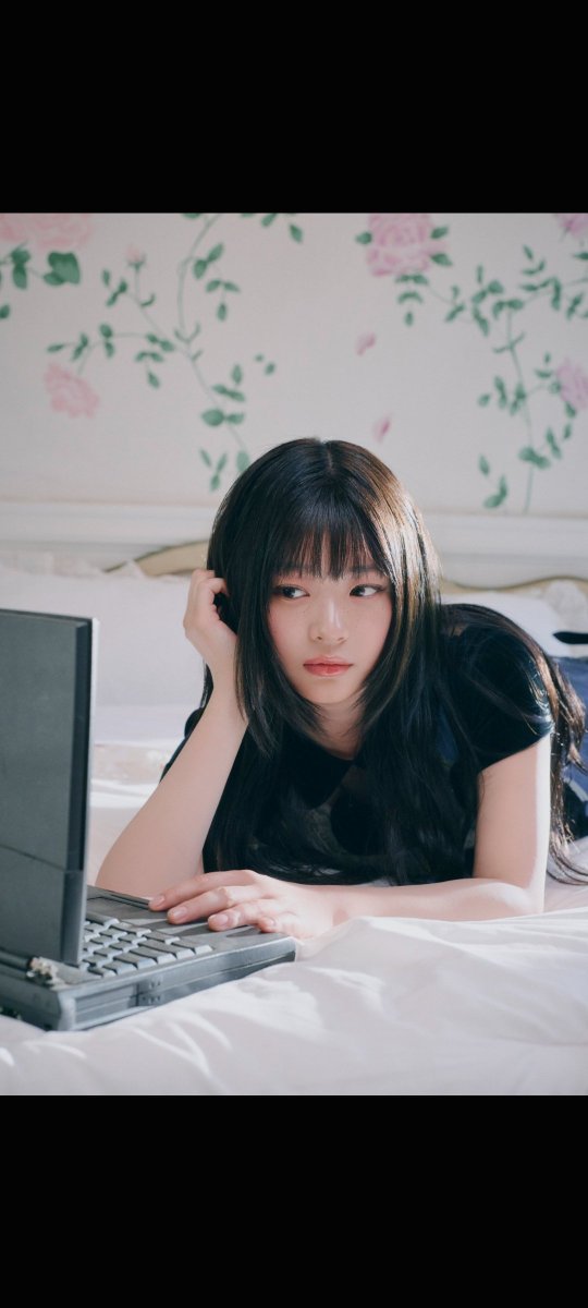 HanniLily's tweet photo. Here for Hanni https://t.co/GVjZPn2e77