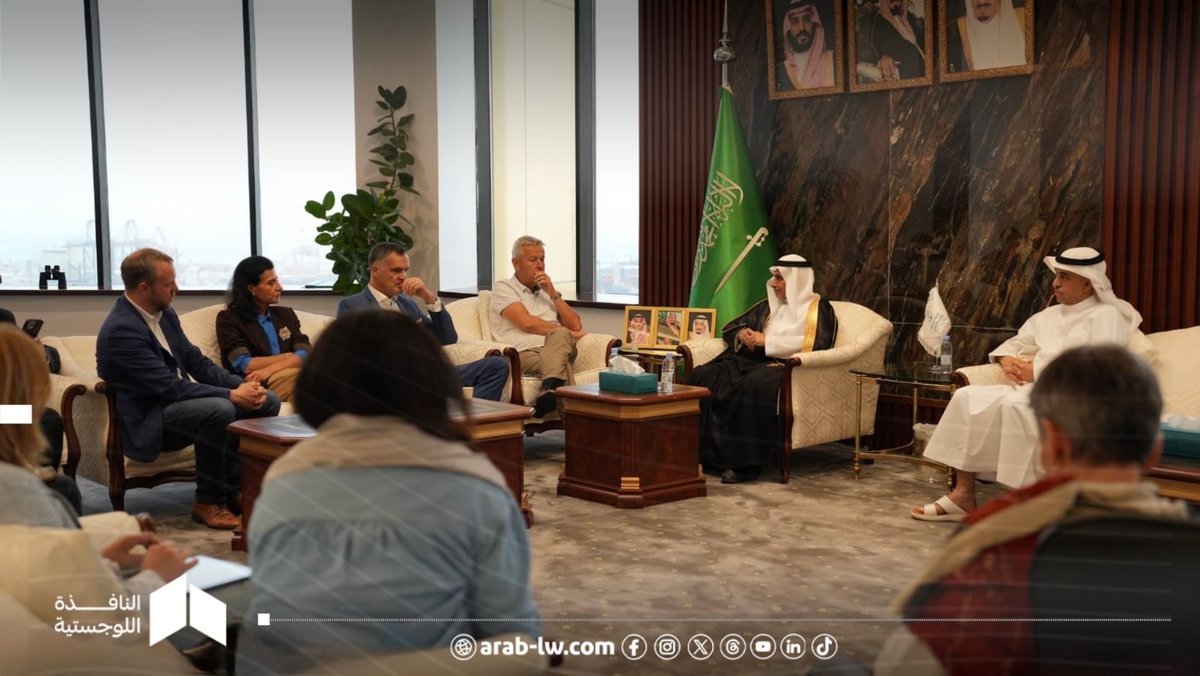 arab_lw's tweet photo. #موانئ|  استقبل #ميناء_جدة_الإسلامي رئيس الوفد البرلماني الأوروبي، السيد راينهولد لوباتكا والوفد المرافق له، حيث اطّلعوا على العمليات التشغيلية في محطات الحاويات، وبحثوا سبل تعزيز التعاون في الموضوعات ذات الاهتمام المشترك.🚢 

♦️ وتعكس الزيارة كفاءة الميناء ودوره المحوري في دعم التجارة البحرية وتعزيز سلاسل الإمداد. 
@MawaniKSA

#النافذة_اللوجستية