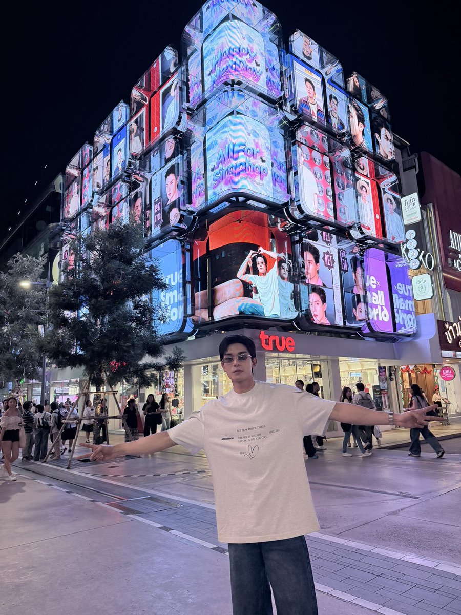 TEMPTOPEX's tweet photo. Net that enjoys fan project for his birthday 🥹
#netsiraphop

2025                                       2026 https://t.co/9jSjaAO6Lo