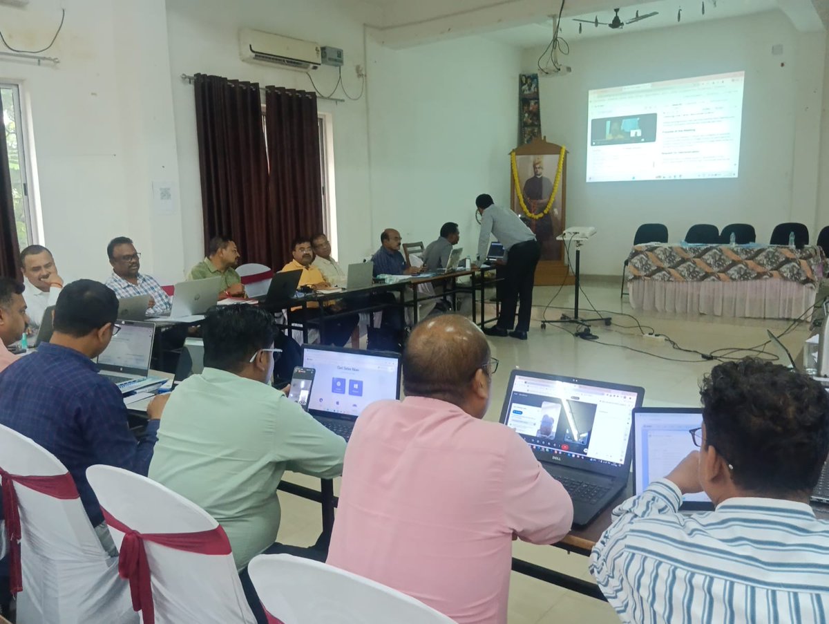 onlineJSLPS's tweet photo. JSLPS organized a two-day AI training workshop in Ranchi for DPMs from all 24 districts. #COO_JSLPS inaugurated the workshop, while AI Support Cell Lead Shri Vinod Kumar Pandey conducted sessions on responsible AI use, data security, & effective application of AI tools at work. https://t.co/jTPYmq5mcc