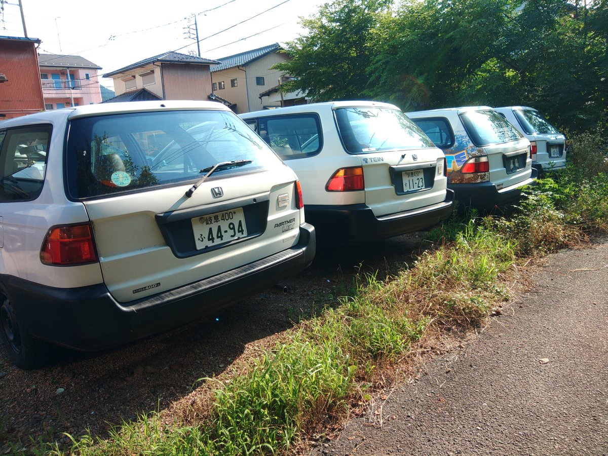 bacchigoo's tweet photo. 作業待ちの車両置き場にパートナー5台、オルティア3台（いずれも車検やら修理やら改造やらで入庫）おるし日焼け大会の一部切り取ってきた状態になっとる。
予定やら色々あって本会にはいけなんだけど。

※オルティア、パートナーは比較的ナブり慣れとるだけで断じて専門店ではありません https://t.co/xDazP7Ld9n