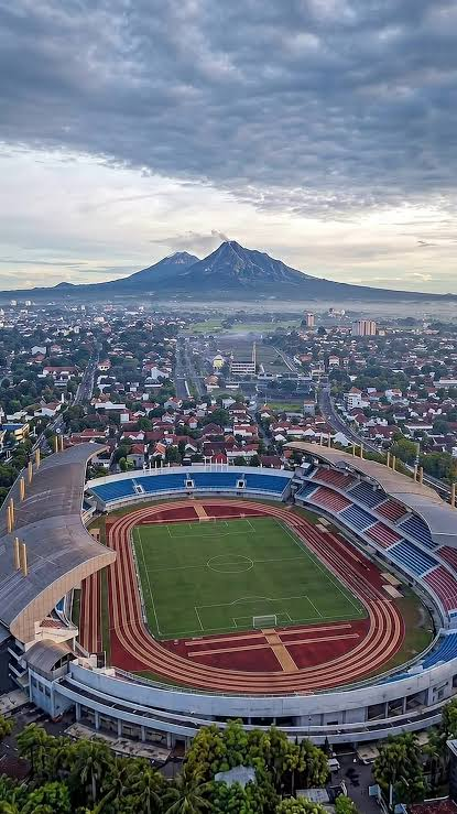 MafiaWasit's tweet photo. Kiri tempat latihannya, Kanan Stadionnya https://t.co/QPX1GKR3It