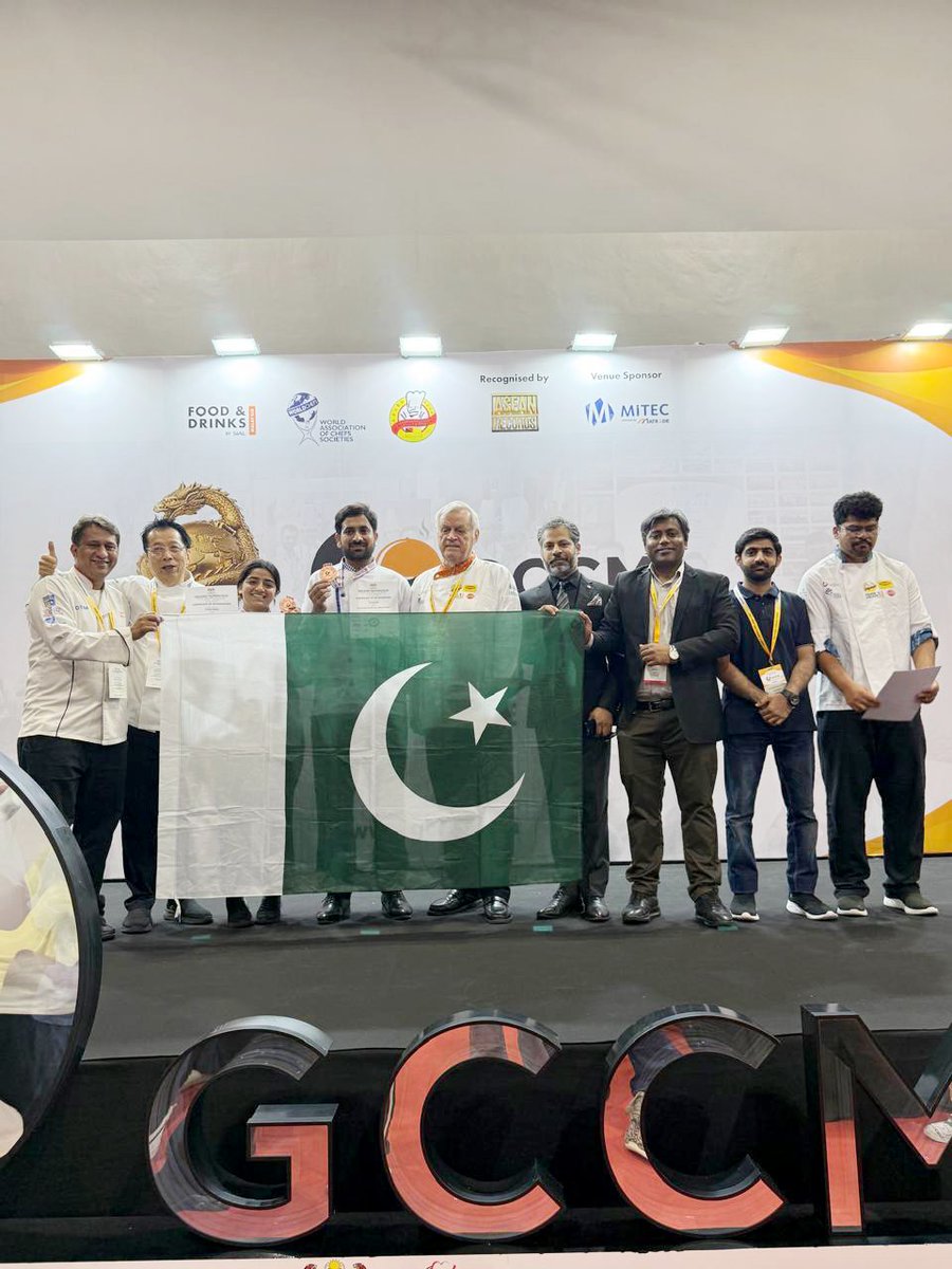 cothmofficial's tweet photo. 🇵🇰✨ **Proud Moments for COTHM Pakistan at the 5th Global Culinary Challenge Malaysia 2026!** ✨👨‍🍳👩‍🍳
Representing Pakistan on the international culinary stage is a moment of immense pride for the entire COTHM family.

#COTHM #COTHMPakistan #GlobalCulinaryChallenge #GCCM2026 https://t.co/lZs6E3SoNY