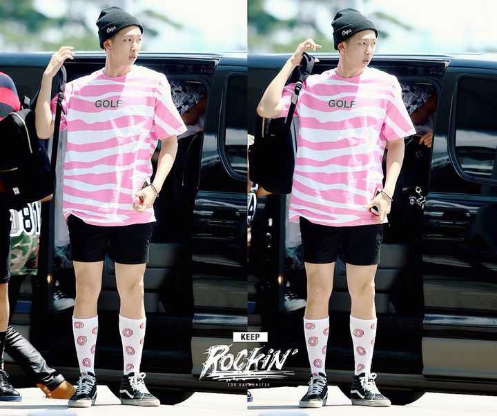 jooniefighting's tweet photo. #RM  Fashion Neurosis 인터뷰 중

*공항패션

🐨 공항 패션이라니, (웃음) 정말 재미있는 표현이네요. 좋아하는 공항 패션이 있냐고요?
한 12년 전쯤인 2013년이나 2014년으로 기억하는데요. 타이러 더 크리에이터(Tyler, the Creator)나 프랭크 오션(Frank Ocean) 같은 '오드 퓨처(Odd Future)' 크루를 알게 되었고 그들의 감성에 빠져들었죠. 당시엔 돈이 별로 없어서 지방시(Givenchy) 티셔츠 정도만 살 수 있었어요.

지금 그 시절 사진을 보면 정말 터무니없어요. 분홍색 양말에 도넛이 그려진 티셔츠를 입고 있거든요. 그렇지만 한편으로는 정말 순수하고 어렸던 그 시절이 떠올라서 좋기도 해요. 그리고 어떤 걸 너무 싫어하다 보면, 은근히 좋아하게 되기도 한다는 걸 깨달았죠.

:정말 맞는 말씀입니다. 진심으로 싫어한다면 아예 관심조차 갖지 않을 테니까요. 아주 훌륭한 지적이네요.

아이러니하게도 그 분홍색 양말이 제가 가장 좋아하는 패션이 되었네요. (웃음)