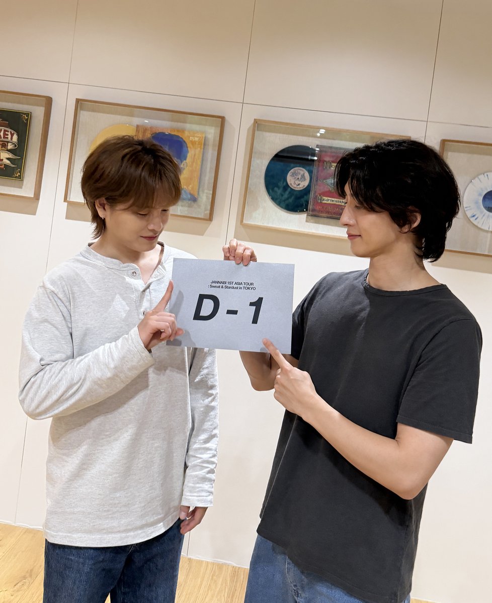 mahocast_officl's tweet photo. 📢[D-1]

💦JANNABI 1st Asia Tour : Sweat & Stardust in TOKYO🌠

ついに明日🫣
カウントダウン最終日はJANNABIみなさんのお写真をお届け📩💓

JFの皆さん、
明日は一緒に最高の思い出を作りましょう！

当日のスケジュールももう一度チェック！
「サウンドチェック・本公演に関して」
🔗 https://t.co/EDTLuTY1Rm

「グッズに関して」
🔗https://t.co/1C4cbSRGp5
┉┉┉┉┉┉┉┉┉┉┉┉┉┉┉┉┉
残り2階立ち見・SOUND CHECKチケットは
本日23:59までとなりました！！
🎫 https://t.co/CQQ3awKFPd

#잔나비
#JANNABI
#ジャンナビ