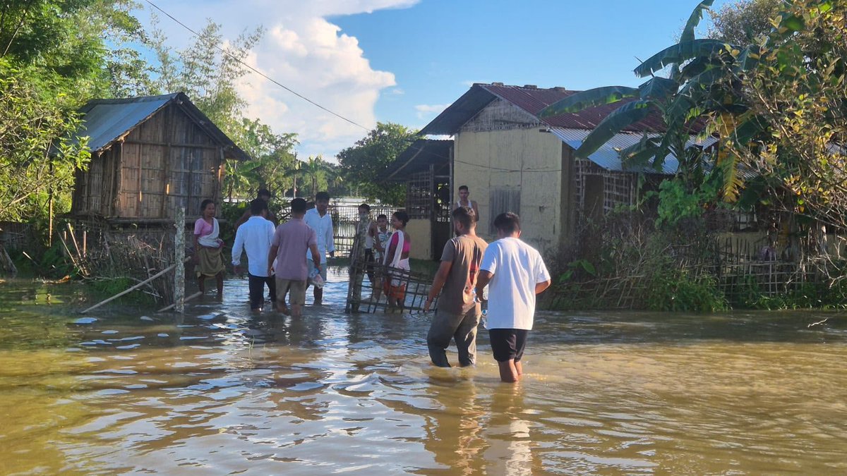 Utpal_Assam's tweet photo. চৰাইদেউ জিলাত বানৰ প্ৰকোপৰ পৰা দুৰ্গতসকলে মুক্তি পোৱা নাই। সদৌ চৰাইদেউ জিলা ছাত্ৰ সন্থাই সাধ‍্যানুসাৰে বান সাহায‍্য প্ৰদান অব‍্যাহত ৰাখিছে। 

এই অঞ্চলসমূহত বানৰ বিভীষিকা আগে নেদেখা ধৰণৰ। এটা ছাত্ৰ সংগঠন হিচাপে আমি আমাৰ সীমিত সামৰ্থৰে আৰ্তজনৰ কাষত থিয় দিয়াৰ প্ৰয়াস অব‍্যাহত ৰাখিম। 

সকলোৱে হাতে হাত ধৰি এই সংকটৰে যুঁজ দিওঁ আহক।
