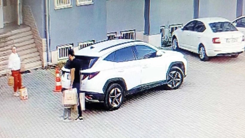 haberaktifcom's tweet photo. Gazeteci Merve Şişman’ın Bursa’da emniyet müdür yardımcısının eşine tahsis ettiği çakarlı resmi araç haberine açılan soruşturmada takipsizlik kararı verildi.

Polis memurunun şoför olarak kullanıldığı olayın görüntülerine "yapay zeka" denilmiş gerçek örtbas edilmeye çalışılmıştı. https://t.co/qdeNtUiEoV