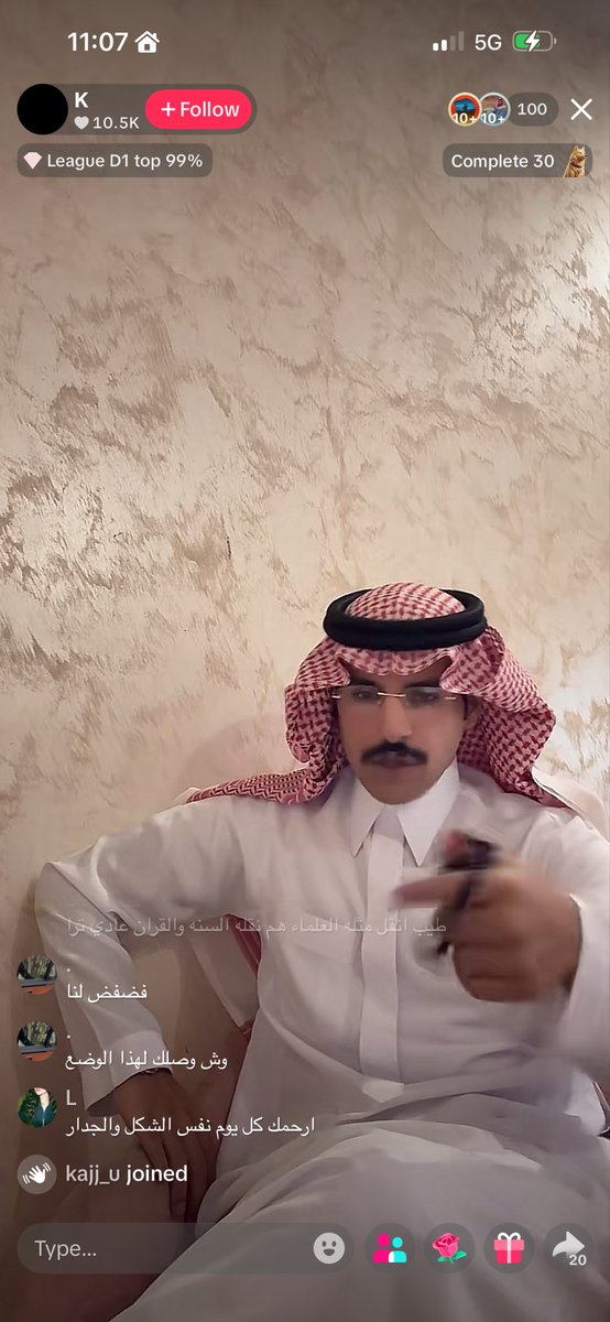 callnatcho's tweet photo. قاعد يتصنع و مسوي انه المتنبي و  يتكلم عن الشعر و الشعراء و يدور تصاميم 
لكن شكراً لمستخدمي التيك توك https://t.co/1Zp6ce7InK