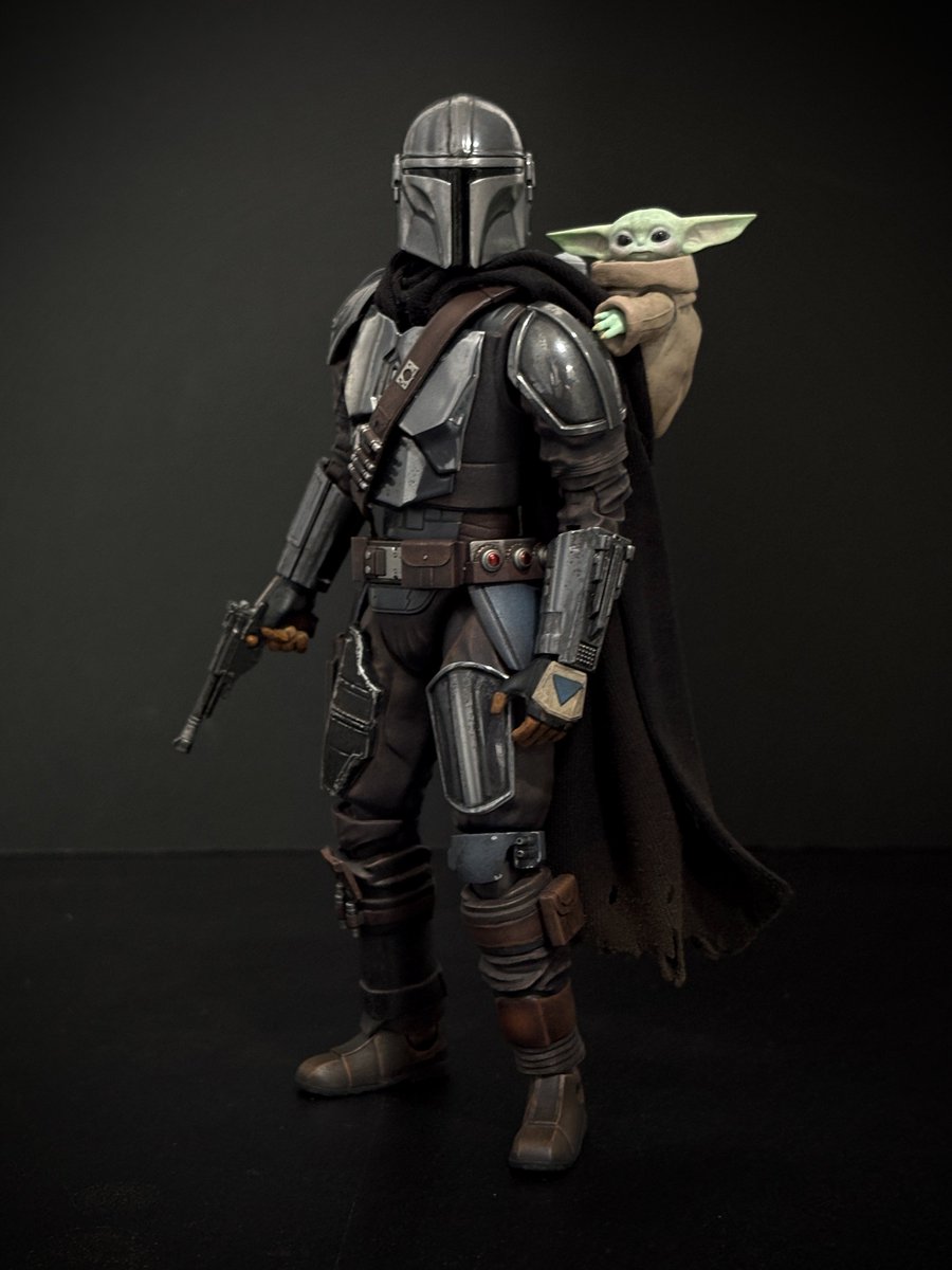 MACARONIWARS's tweet photo. マンドーのアーマーは光がない時はダークグレーな渋い印象で、光がある時はキラッとメッキに見える絶妙なメタリックなんですよね✨今回のプラモの塗装ではそれを再現しました！
#マンダロリアンアンドグローグー 

【左】←照明OFF /  照明ON→【右】 https://t.co/wKf8BxtAh3