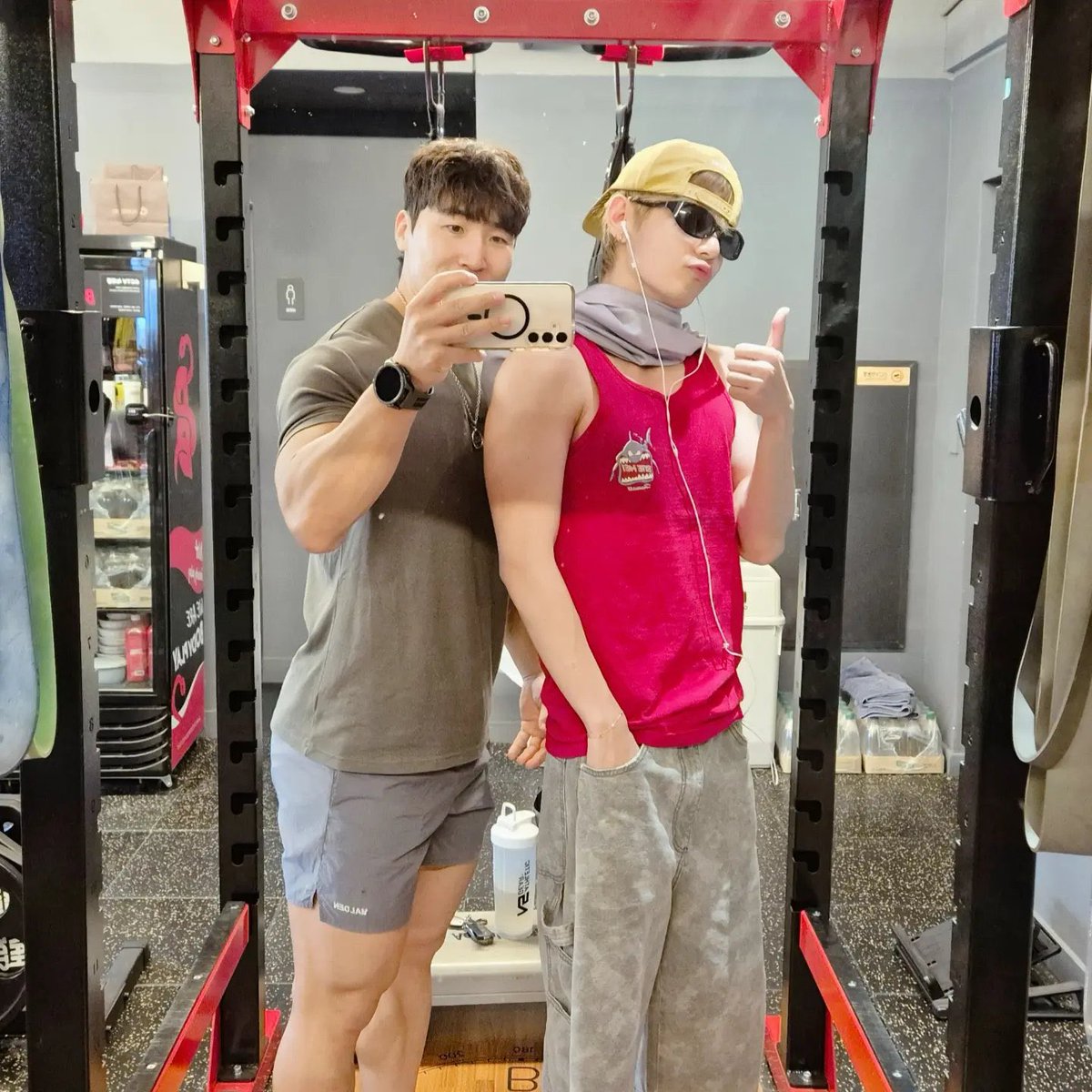btschartsxdaily's tweet photo. New Photo of #V his with his personal trainer via Instagram!💜
https://t.co/BsQlmCCErP https://t.co/UIPlM3nZll