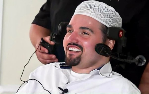 inpic0's tweet photo. "روبرت دوفيلا" 

في قلب ولاية تكساس الأمريكية، في مدينة صغيرة نصرانية تمامًا، حيث لا يكاد أحد يعرف عن الإسلام شيئًا، كان يقيم روبرت دوفيلا في دار رعاية مسيحية.

تعرض لحادث مروري أليم أفقده القدرة على الحركة، فأصبح مشلولًا رباعيًا كليًا من الرقبة إلى الأسفل. 
لا يتحكم في جسده إلا بعينيه ولسانه فقط، ويعتمد على جهاز كمبيوتر يتحكم فيه بأوامر صوتية للتصفح والتواصل عبر الإنترنت.

كان روبرت نصرانيًا متدينًا ومثقفًا فرحاً  بنعمة الحياة رغم عجزه الشديد. 
لكنه كان يبحث عن طريق أقرب إلى الله، فيشكر ربه ويرضى بقضائه.
ثم جاءت الرؤيا التي غيرت كل شيء. 

رأى في المنام رجلاً يقول له: 

"إن الله لم يرسل الرسل ليُعبدوا من دونه، بل أرسلهم ليعبد الناس الله وحده.
عيسى عليه السلام كان بشرًا نبيًا يأكل ويشرب ويحتاج إلى الحمام كسائر البشر، ليس إلهًا، بل رسولًا من عند الله"

استيقظ روبرت وقد أدرك أن الرجل في الحلم هو النبي محمد صلى الله عليه وسلم فتوجه فورًا بأوامره الصوتية إلى جوجل وسأل عن "محمد رسول المسلمين". 

وهناك اكتشف الإسلام:
قرأ عنه، شاهد م��اظرات ودروس الدعاة الأمريكيين، وتابع دروس الشيخ نعمان علي خان الذي يتابعه الملايين حول العالم (داعية أمريكي من أصل باكستاني، مؤسس معهد "بينة" لتعليم القرآن والعربية).

وببساطة أسلم روبرت وحده داخل الدار، نطق الشهادتين دون أن يلتقي مسلمًا واحدًا في الواقع، ودون أن يخرج من سريره.

بدأ يتعلم العربية بنفسه، حفظ سورة الفاتحة ثم عشر سور قصيرة، وأصبح يرتل القرآن بصوته الواضح رغم الشلل.

ذات يوم، بينما كان يرتل سورة العصر بصوت مرتفع:

"وَالْعَصْرِ ۝ إِنَّ الْإِنسَانَ لَفِي خُسْرٍ ۝ ،
سمع صوته عامل صيانة مصري في الدار. 

هذا الشاب المصري كان قد ابتعد عن الإسلام وأقبل على الكنيسة، فصُعق لسماع القرآن في مكان لا يُتوقع فيه أبدًا.

اقترب فسأل روبرت: 
"إلى ماذا ��ستمع؟"
أجاب روبرت: "لا أستمع.. أنا من يقرأ".
شأله الشاب المصري:
 "هل أنت مسلم؟"
قال روبرت: "نعم، أسلمت".
حك�� روبرت قصته كاملة: 

تأثر المصري بعمق، فعاد إلى دينه، وأصبح صديقًا مقربًا لروبرت.

كان يجلس معه، يعلمه، ويدعو الله 
بعد فترة، جاء الشيخ نعمان بعد غياب طويل ليخطب في مسجد قريب وبعد صلاة الجمعة حكى له الشاب المصري القصة كاملة
قرر نعمان خان زيارته فورًا.

ذهب مع فريق من معهد بينة إلى دار الرعاية، وقابل روبرت الذي كان مصدومًا من الفرح.
طلب منه أن يتلو سورة، فتلا سورة العصر بصوته الجميل.. 
فبكى الجميع، وغمرتهم الدموع
لاحقًا، أصر روبرت على الذهاب إلى صلاة الجمعة في المسجد لأول مرة.

تعرض لألم في عموده الفقري بسبب المطبات في الطريق، وقيل له إنه لن يستخدم الكرسي لش��ور، لكنه قال:
"لم أشعر بسلام في حياتي كما شعرت في المسجد.
عندما أتعافى سأعود لصلاة الجمعة كل أسبوع، فما شعرت بمثل هذا الاطمئنان من قبل".
يقول الشيخ نعمان علي خان عن روبرت:
"لم أرَ وجهًا بنور واطمئنان مثله. روبرت راضٍ تمامًا عن حيات��، سعيد جدًا.
آخر سبع أو ثماني خطب لي كانت تدور حول كلمة قالها روبرت. إنه معلمي، شيخي.. إذا سألني أحد: من شيخك؟ أقول: روبرت دوفيلا"

قصة تثبت أن الله يهدي من يشاء، حتى لو كان في أقصى العزلة والعجز، وأن الإسلام يصل إلى القلوب بأبسط الطرق..
سبحان من يجعل الضعيف سببًا في هداية الآخرين، ويجعل المقعد يُلهم الأصحاء.
لا إله إلا أنت سبحانك إني كنت من الظالمين

روبرت دوفيلا
توفاه الله في يوليو 2022
نسأل الله أن يغفر له ويرحمه.
