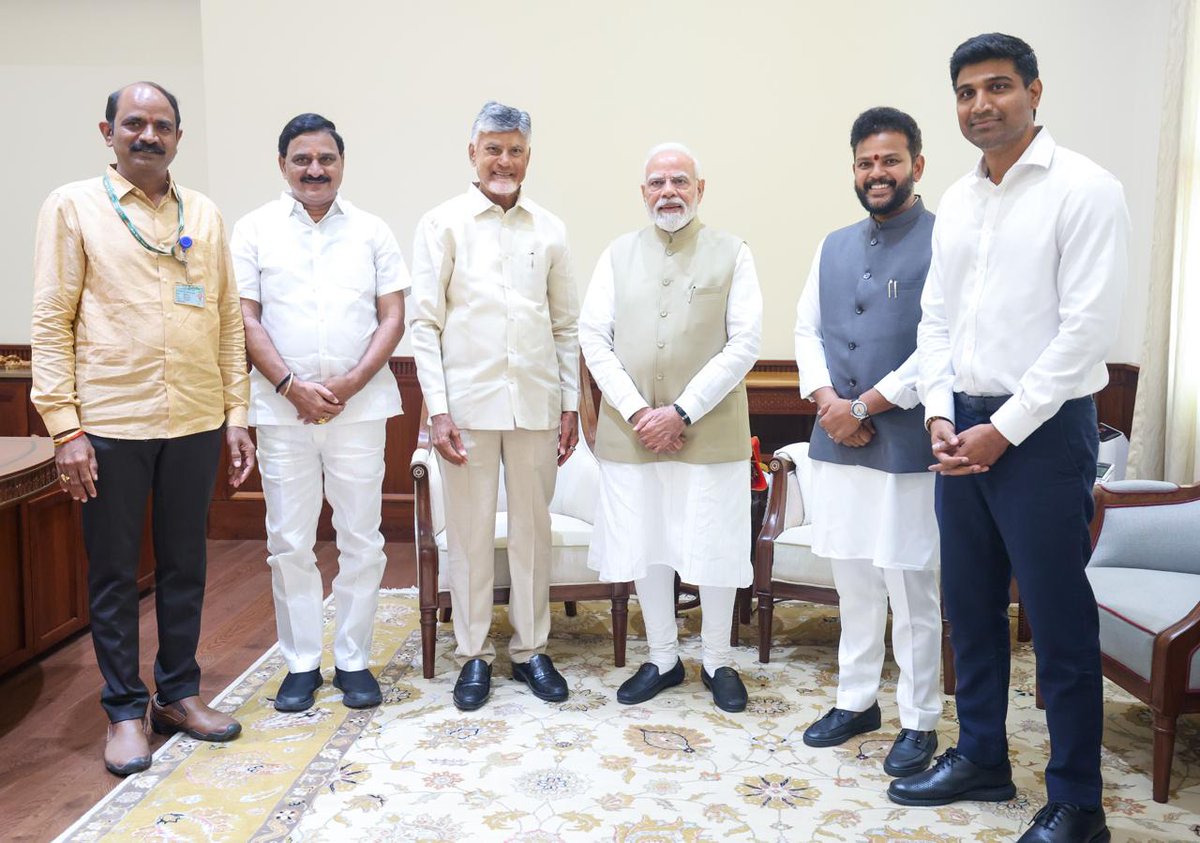 AndhraPradeshCM's tweet photo. ప్రధాన మంత్రి శ్రీ నరేంద్ర మోదీ తో ముఖ్యమంత్రి శ్రీ నారా చంద్రబాబు నాయుడు నేడు పార్లమెంట్ హౌస్ లో భేటీ అయ్యారు. ఆగస్ట్ 1వ తేదీన జరిగే శ్రీ అల్లూరి సీతారామరాజు అంతర్జాతీయ విమానాశ్రయం ప్రారంభోత్సవానికి ప్రధానిని ఆహ్వానించారు.
@narendramodi @ncbn @PMOIndia https://t.co/YgBLKTSE9j