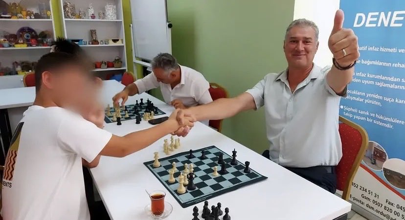 OrduDSM's tweet photo. YAZ TATİLİNİ DEĞERLENDİRİYORUZ. 
Ordu Denetimli Serbestlik Müdürlüğü Çocuk Hizmetleri Bürosu tarafından satranç turnuvası düzenlendi. Kurum personeli ile çocuklar arasında gerçekleştirilen turnuvada yarışmacıların keyif aldığı gözlemlendi. https://t.co/8Yz6wJ8J2u