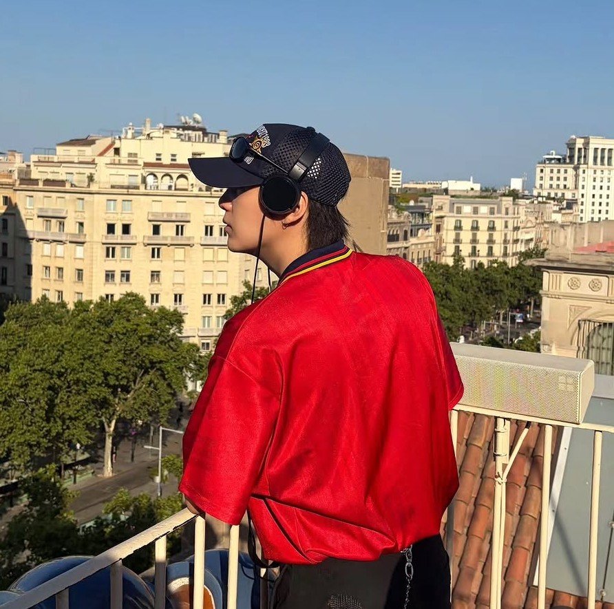 darlingsujim's tweet photo. can we talk about yoongi's broad back? https://t.co/2yvZQHd9Td