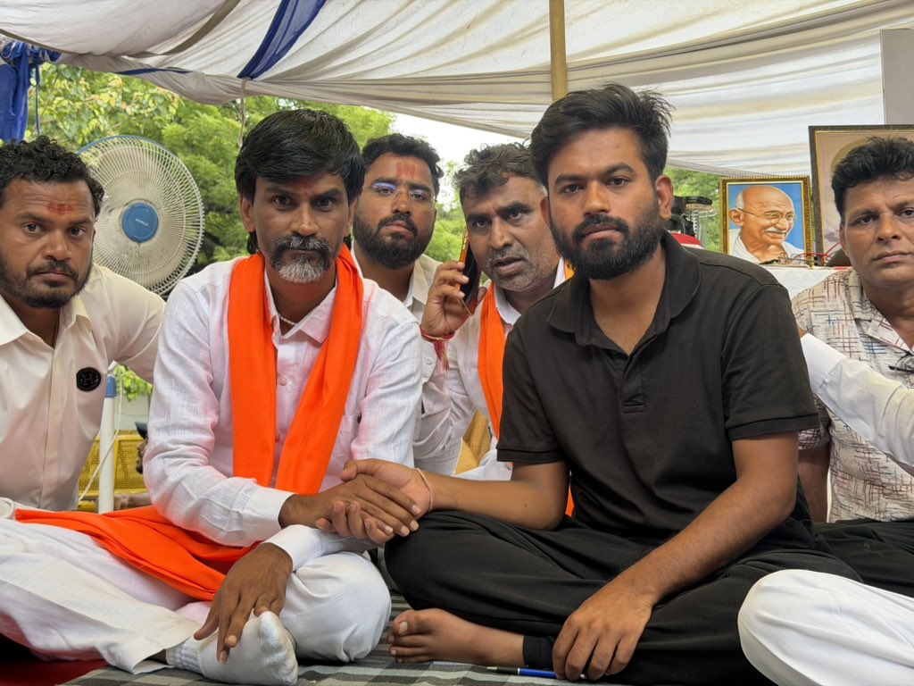 KraantiKumar's tweet photo. अभिजीत दीपके को महाराष्ट्र के नेताओं और पत्रकारों का जबरदस्त समर्थन मिल रहा है.

राज ठाकरे ने अपने बेटे अमित ठाकरे को जंतर पर भेजा था. वंचित बहुजन अघाड़ी के नेता आदरणीय प्रकाश अंबेडकर ने जंतर मंतर पर आकर अभिजीत दीपके से मुलाकात की थी.

कल शरद पवार, सुप्रिया सुले और उद्धव ठाकरे ने भी अभिजीत दीपके से मुलाकात कर समर्थन दिया.

आज मराठा संगठन के सबसे बडे नेता मनोज जारंगे पाटिल ने जंतर मंतर पर आकर अभिजीत दीपके को समर्थन दिया.

दिल्ली में पहली बार कोई मराठी मानुस चमका है. केंद्रीय राजनीति या आंदोलन पर उत्तर भारत वालों का दबदबा रहा है. मराठी मुलगा अभिजीत दीपके पर बड़ी जिम्मेदारी है, उसे किसी एक पार्टी के इशारे पर काम नही करना चाहिए.