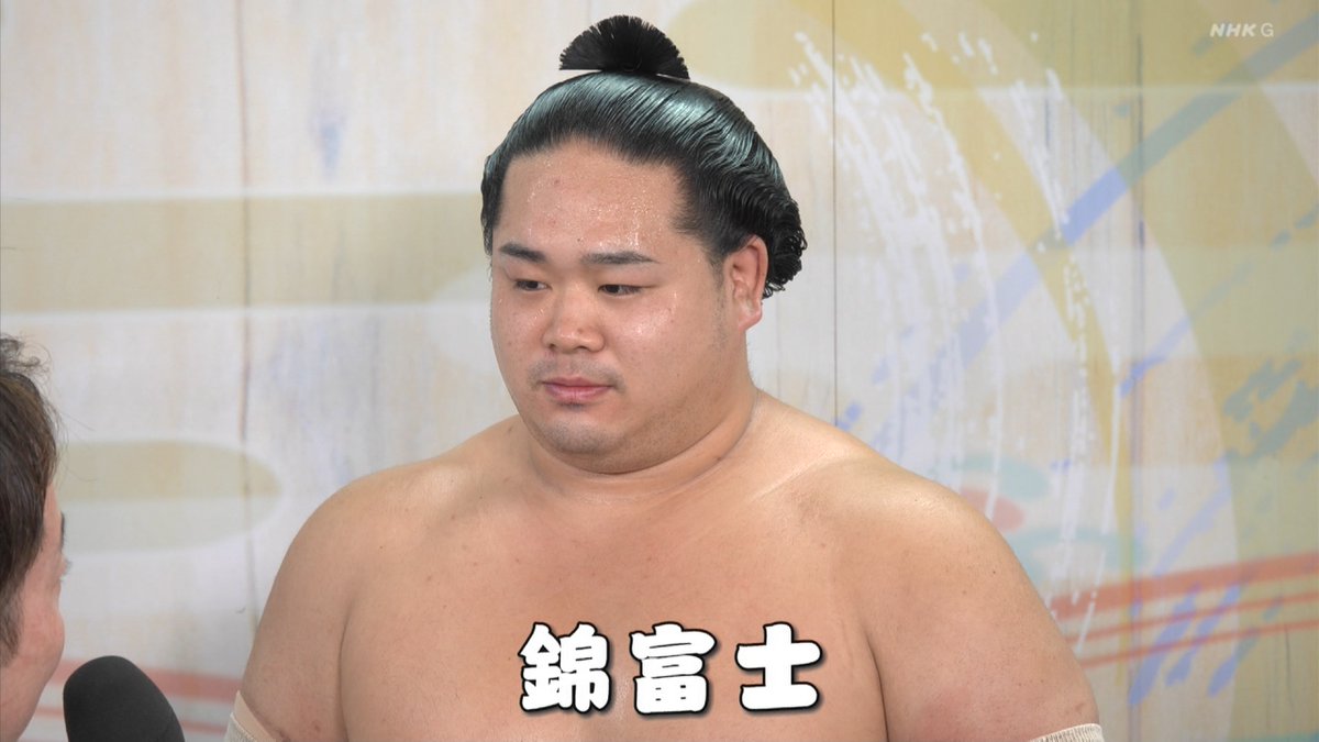 FoldermanJ's tweet photo. 伊勢ヶ濱部屋の中で目線ファンサ流行ってる説　#sumo #nhk https://t.co/nYfPwynDb6