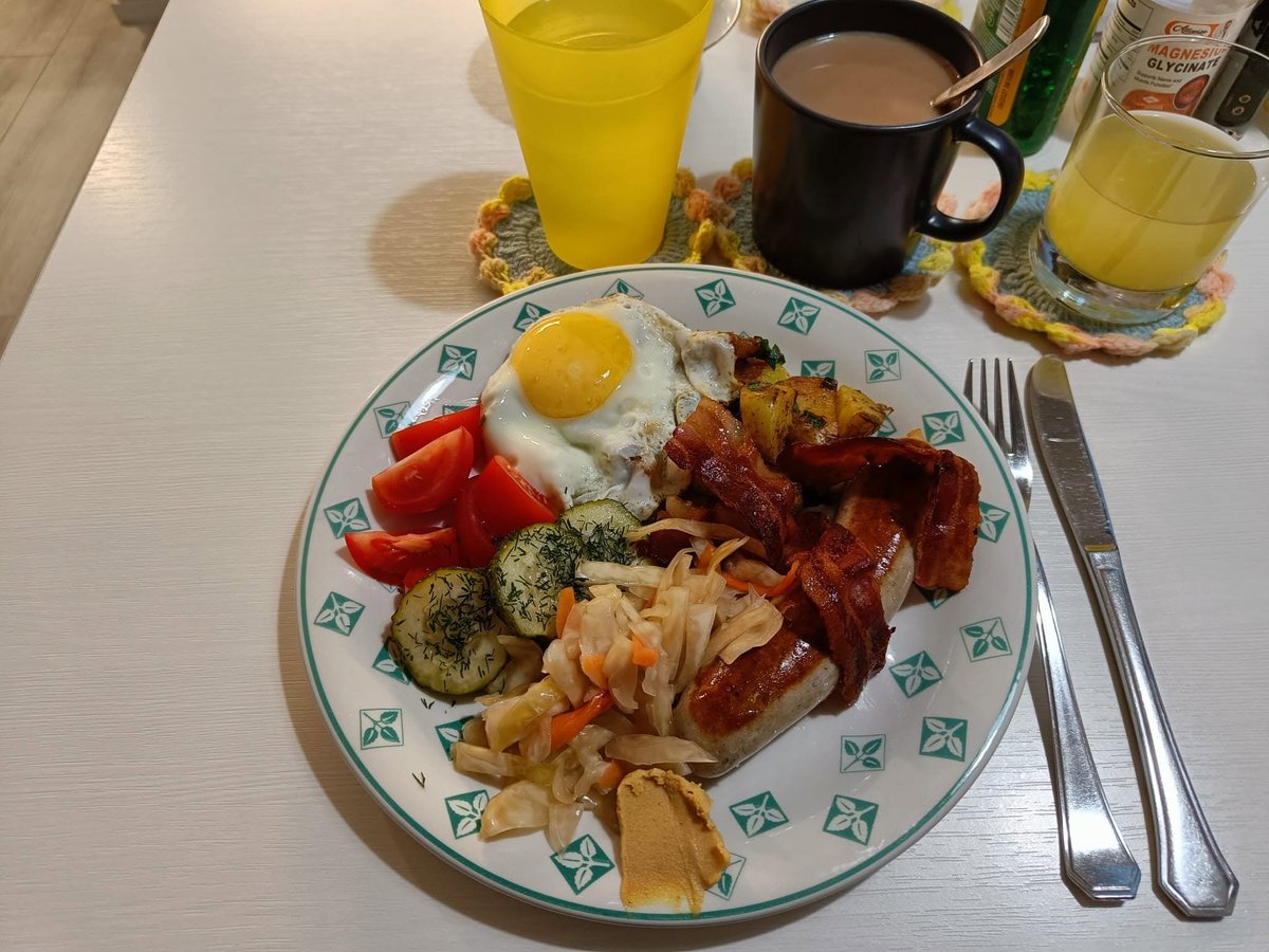 HilpoJuhana's tweet photo. Breakfast
Bratwurst and bacon served with fried potatoes and a fried egg.
– Tomato, pickled cucumbers, sauerkraut, and cognac mustard.
fried in beef tallow and butter.😊
1/2
#breakfast #bratwurst #bacon #friedpotatoes #friedegg #sauerkraut #beeftallow #homecooking https://t.co/UFtQknAe9l