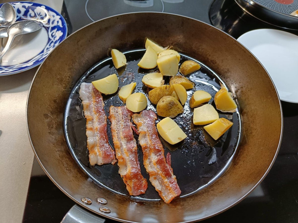 HilpoJuhana's tweet photo. Breakfast
Bratwurst and bacon served with fried potatoes and a fried egg.
– Tomato, pickled cucumbers, sauerkraut, and cognac mustard.
fried in beef tallow and butter.😊
1/2
#breakfast #bratwurst #bacon #friedpotatoes #friedegg #sauerkraut #beeftallow #homecooking https://t.co/UFtQknAe9l