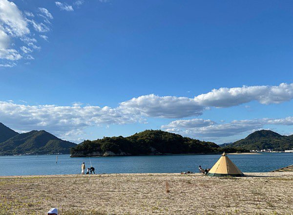 IYOBANKofficial's tweet photo. 愛媛県は地域ごとに美しい・遊びやすい海水浴場が多数あります🌊✨
今回は愛媛のおすすめ海水浴場を3カ所ピックアップしました！
今年の夏のお出かけ先選びの参考にしてみてください👏
【 #iyomemo 】愛媛のおすすめ海水浴場3選！絶景と離島・温泉付きビーチ
https://t.co/PcRqWQtld1 https://t.co/E44W2sFXxu