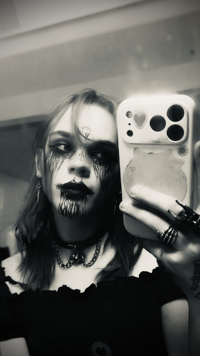 gothstrawberryy's tweet photo. Quote tweet w your favorite selfies of yourself from this year, i wanna see ur beautiful faces https://t.co/SLnXq3jkfX