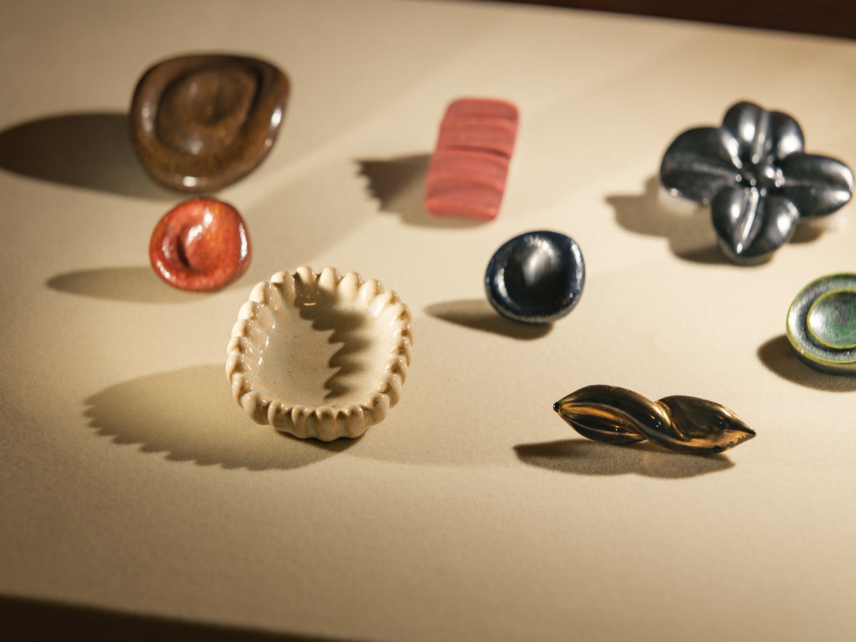 teienartmuseum's tweet photo. ▱‧▱‧▱‧▱‧▱‧▱‧▱‧▱
　ルーシー・リー展
　　イベント情報
▱‧▱‧▱‧▱‧▱‧▱‧▱‧▱

本展覧会関連プログラムとして、ワークショップを開催します✨

ルーシー・リーの陶製ボタンをヒントに、オリジナルのボタンを作ってみましょう！
7種の釉薬から色をお選びいただき、2点のボタンを制作します。

「陶製のボタンをつくろう」
講師｜岡崎裕子（陶芸家）
日時｜8月22日（土）11時30分－、14時30分－（各回とも約90分）
対象｜小学校4年生以上（小学生は保護者とご参加ください）

（注）当日有効の展覧会チケットが必要
（注）当館ウェブサイトにて事前申込制・応募者多数の場合抽選
（注）作ったボタンは着払いにて、9月末頃に宅配便で郵送します

📅お申し込みは8月8日（土）まで！

🚩詳細は当館ウェブサイトより
https://t.co/1DhQkPDbr2