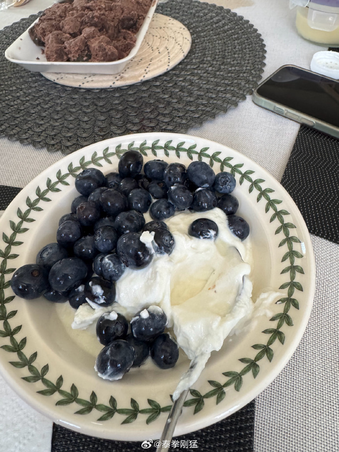 stella_0098's tweet photo. [Just tried the 100% wild blueberry oat granola! Crunchy, not too sweet, and perfect for morning yogurt bowls. 5/5 for grab-and-go breakfast wins!] https://t.co/azOzEV7F0T