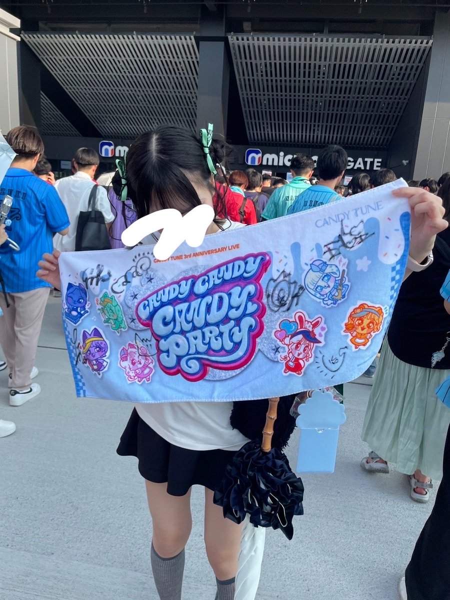 やっばい！！タオル当たった！！！！ 上手の4列目いるから見つけてね