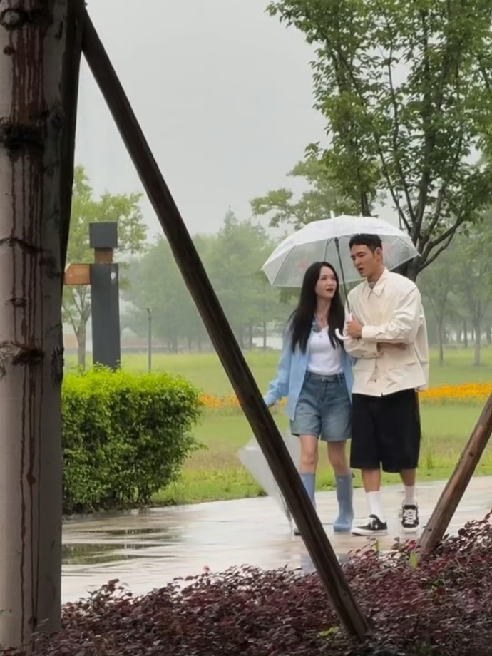 YuriyKiev1987's tweet photo. A stranger held the door for me in the rain today, and the smile they gave made my whole morning. Small kindnesses hit different! https://t.co/33aK3mIOCH