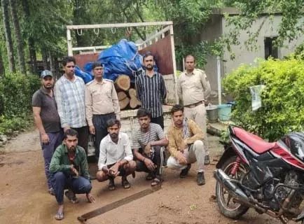 public_swar's tweet photo. पिकअप में भरकर ले जा रहे थे सागौन के लट्ठे, चार आरोपी गिरफ्तार
#PublicSwarNews #CgNews #BilaspurNews #SagaunLattheNews #SagaunKiTaskariNews 

पढ़ें पूरी खबर 
👇👇👇
 https://t.co/ttHjge2VOr https://t.co/zbAVgwYbHz