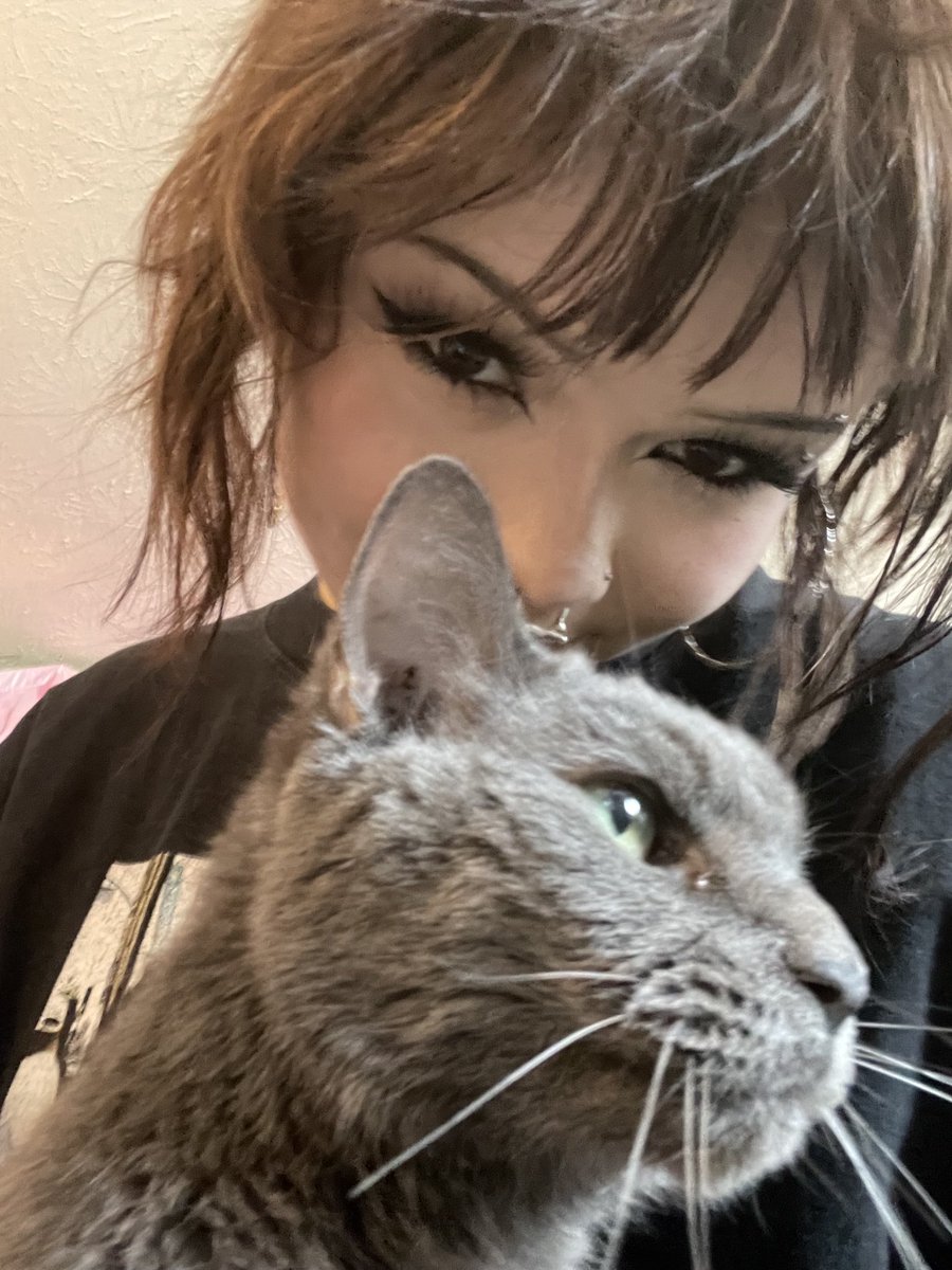 quinnsofty's tweet photo. i fear she likes me more than people do https://t.co/qX8WhUXYp2