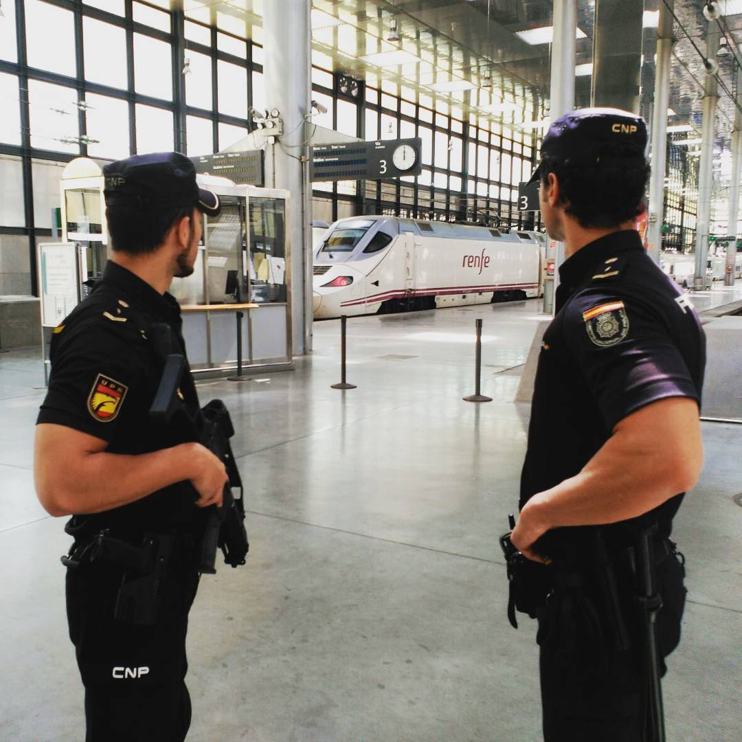 policia's tweet photo. Hay quienes empiezan el día camino del trabajo,
de vacaciones o de vuelta a casa...🏡
Nosotros lo hacemos donde más se nos necesita
También en #estaciones, donde seguimos a tu lado para que tu viaje empiece con tranquilidad 🚆👮
#BuenosDías ☀️ https://t.co/gVUuGigjX0