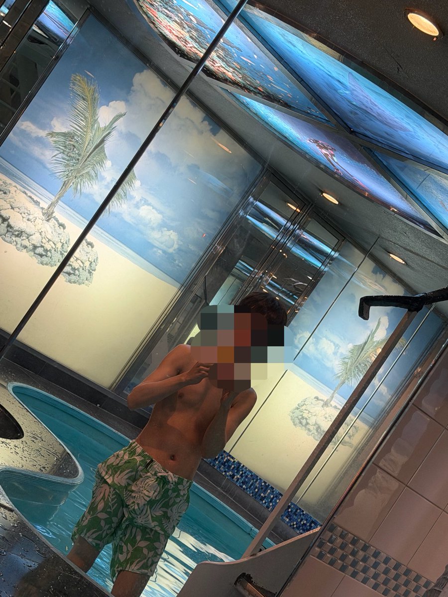Taaaa19bf's tweet photo. プールあがるときチンチンのシルエットが😳 https://t.co/yuNlhtKPIS