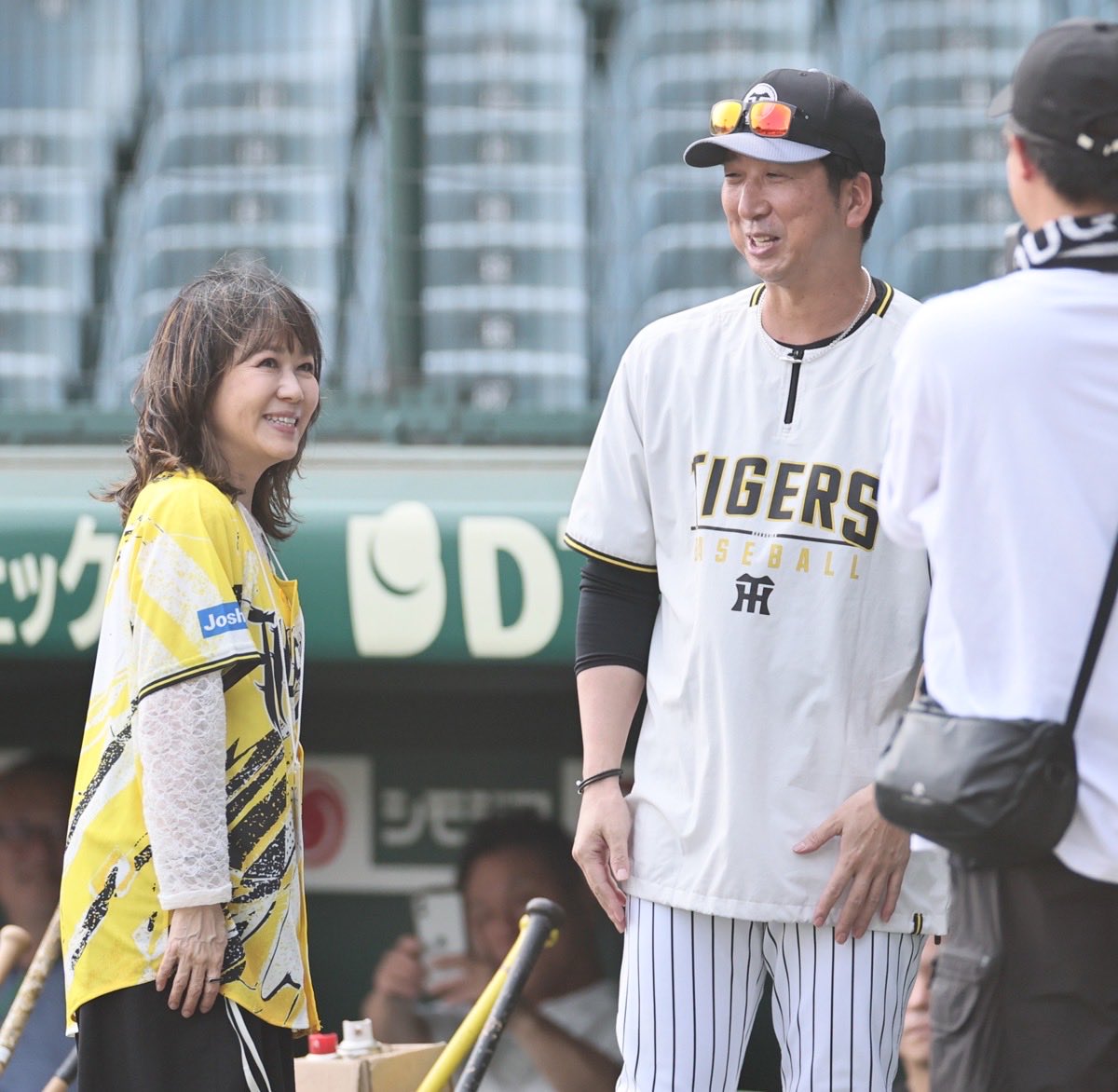 dailytigers2026's tweet photo. 登場曲「every little thing every precious thing」を歌うLINDBERGの渡瀬マキさんも藤川監督と対面し談笑していました！ https://t.co/y7tJzlj943