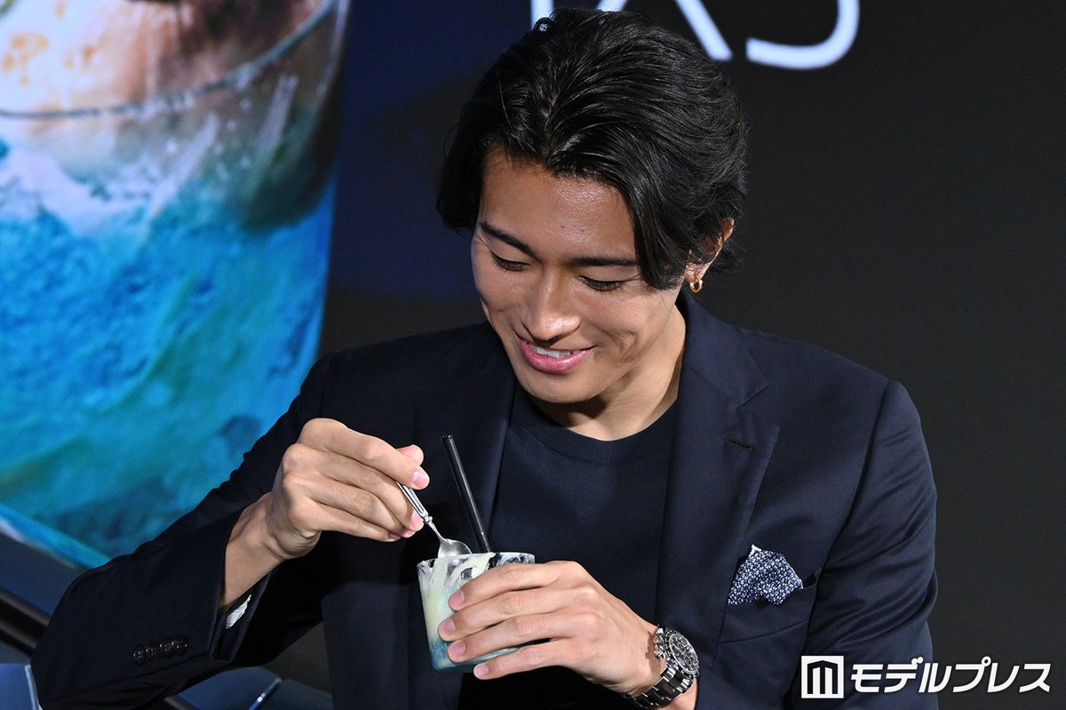 modelpress's tweet photo. 【写真追加📸】
サッカー日本代表・中村敬斗選手⚽️
https://t.co/6mowqVvycG

◽️2時間運転してパリへ🚗
◽️食リポ初挑戦で見事なコメント
◽️1番の喜びは「チームの勝利」

「THE NEW BMW iX3 Press Conference」 https://t.co/siJlfu7pHp
