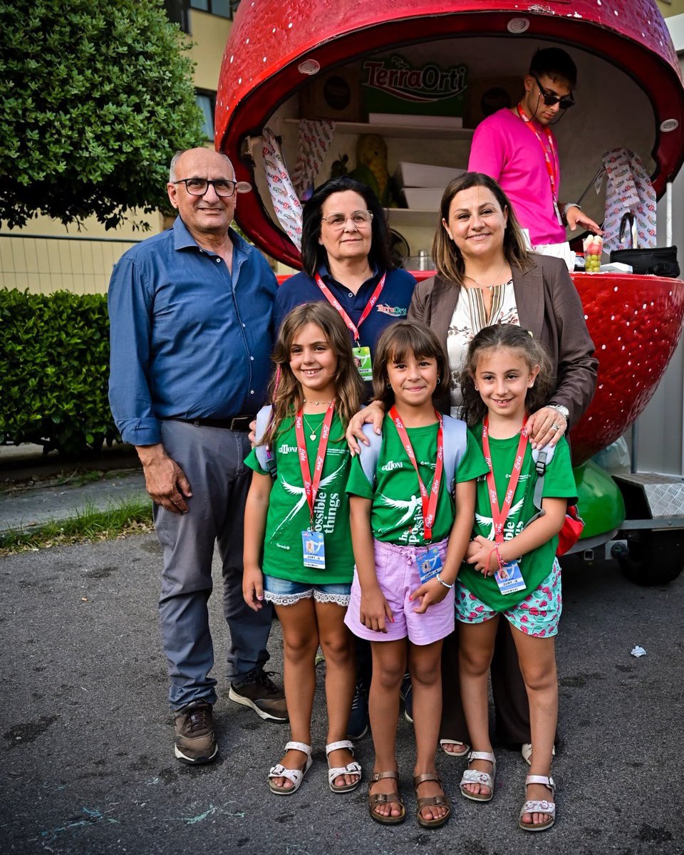 TerraOrti's tweet photo. Anche quest'anno al @giffonifilmfest, nello spazio adiacente all'area village destinata ai laboratori, è posizionato il mini food truck di #TerraOrti a forma di fragola, che distribuisce frutta fresca e pannocchie ai giurati, un servizio a pagamento per aiutarli a rinfrescarsi. https://t.co/KCmBW4OYd9