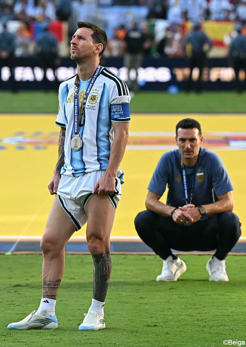RBcleay's tweet photo. 🚨 W杯決勝前に「何かがあったのでは」と疑うアルゼンチンファンが増えている。🇦🇷

その理由として挙げられているのは、

・ほぼ全試合を現地観戦していたシメオネが、決勝だけ不在
・メッシの家族も決勝を観戦せず
・ボールを奪っても、すぐに失う場面が多発
・スカローニ監督の不可解な交代策
・イングランド戦で決勝点を決めたラウタロが、1分も出場せず
・エンソが避けられたはずの警告2枚で退場
・出席予定だったアルゼンチン大統領も姿を見せず
・試合後、ロメロがトランプ大統領との握手を拒否

偶然が重なっただけなのか。それとも、本当に何かあったのか。👀