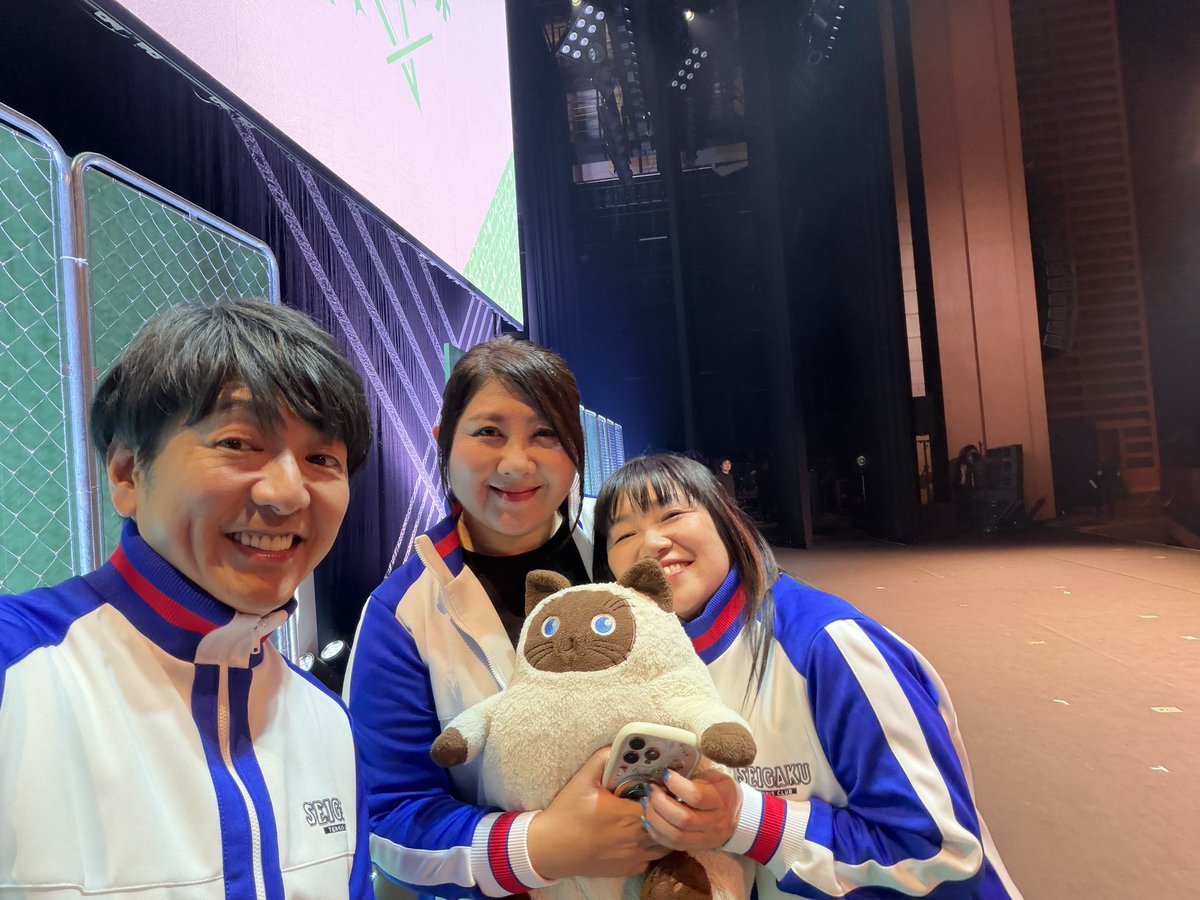 Runarurunaru's tweet photo. そこへ甲斐田さんもやって来てくれました。なんか心が熱くなる。ホッとするし、じんわりくる。嬉しいスリーショットが撮れました。

甲斐田さんはいつもニコニコ、本当に暖かいです。
テニプリ始まった当初、僕はアフレコ初心者で緊張もしてて、ガチガチでど素人で、もうありとあらゆるミスはするし、皆様お馴染みボールペンカチカチとかするし（笑）
ブースでもどこに座ったらいいかわからない状態の時に、その時も甲斐田さんはニコニコ、明るく、「成くん🎵隣来てよ、隣座って♪」と僕の緊張をほぐしてくれ、受け入れてくれました。

それから何年だろう、ずっと変わらず、いつもそばに隣にいてくれた気がします。

甲斐田さんと歌う時は、なにか特別な感じがします。同じパートを歌う時などいつも目を合わせたり、なにかコンタクトとりながら歌う事が多いです。

不二とタカさん、なのはもちろんですが、「茄子」でも、なにか、甲斐田さんとは歌の肌感が合うというか、ハモってても、ハモリの心地よさがめちゃくちゃ合うんです。本当めちゃくちゃ気持ち良い。
歌い方の好みがとてもフィットするというか、いや、これは僕が勝手に思ってる事ですが（笑）

甲斐田さん、いつも、いや、長年、本当にありがとうございます。出会えて良かったなあ☺️

あ、100曲マラソンの衣装の写真が残ってたので、載せときます。

茄子のライブやりたいなあー！
＃テニサミ
＃サプライズサミット