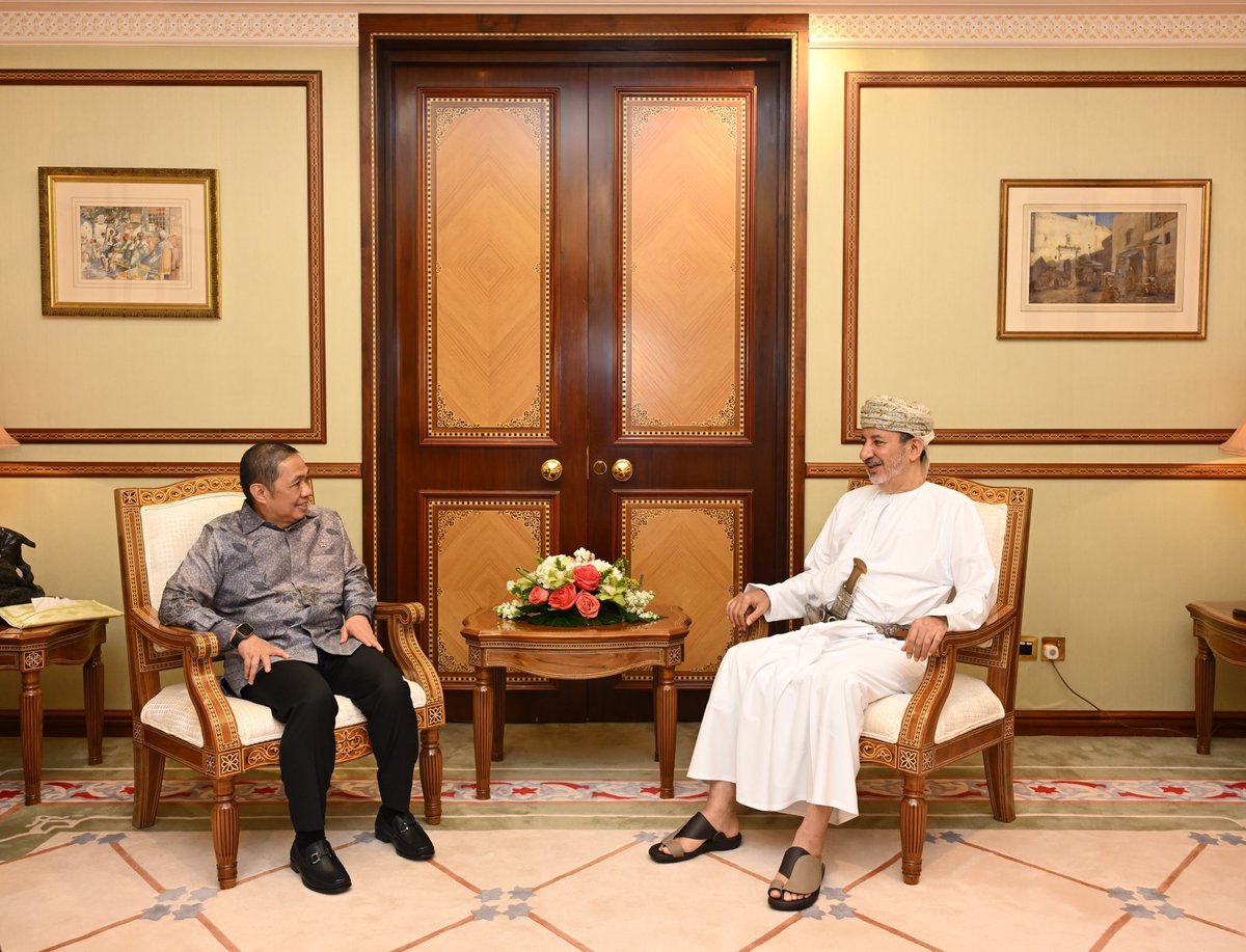 FMofOman's tweet photo. 📸 | استقبل معالي السفير المتجول الشيخ عبدالعزيز بن عبدالله الهنائي، مساء اليوم، سعادة محمد أنيس متّا، نائب وزير خارجية جمهورية إندونيسيا.

جرى خلال المقابلة استعراض العلاقات الثنائية بين البلدين الصديقين، وبحث سبل تعزيز التعاون في مختلف المجالات، إلى جانب تبادل وجهات النظر حول عدد من القضايا الإقليمية والدولية ذات الاهتمام المشترك.

حضر اللقاء عدد من المسؤولين من الجانبين.