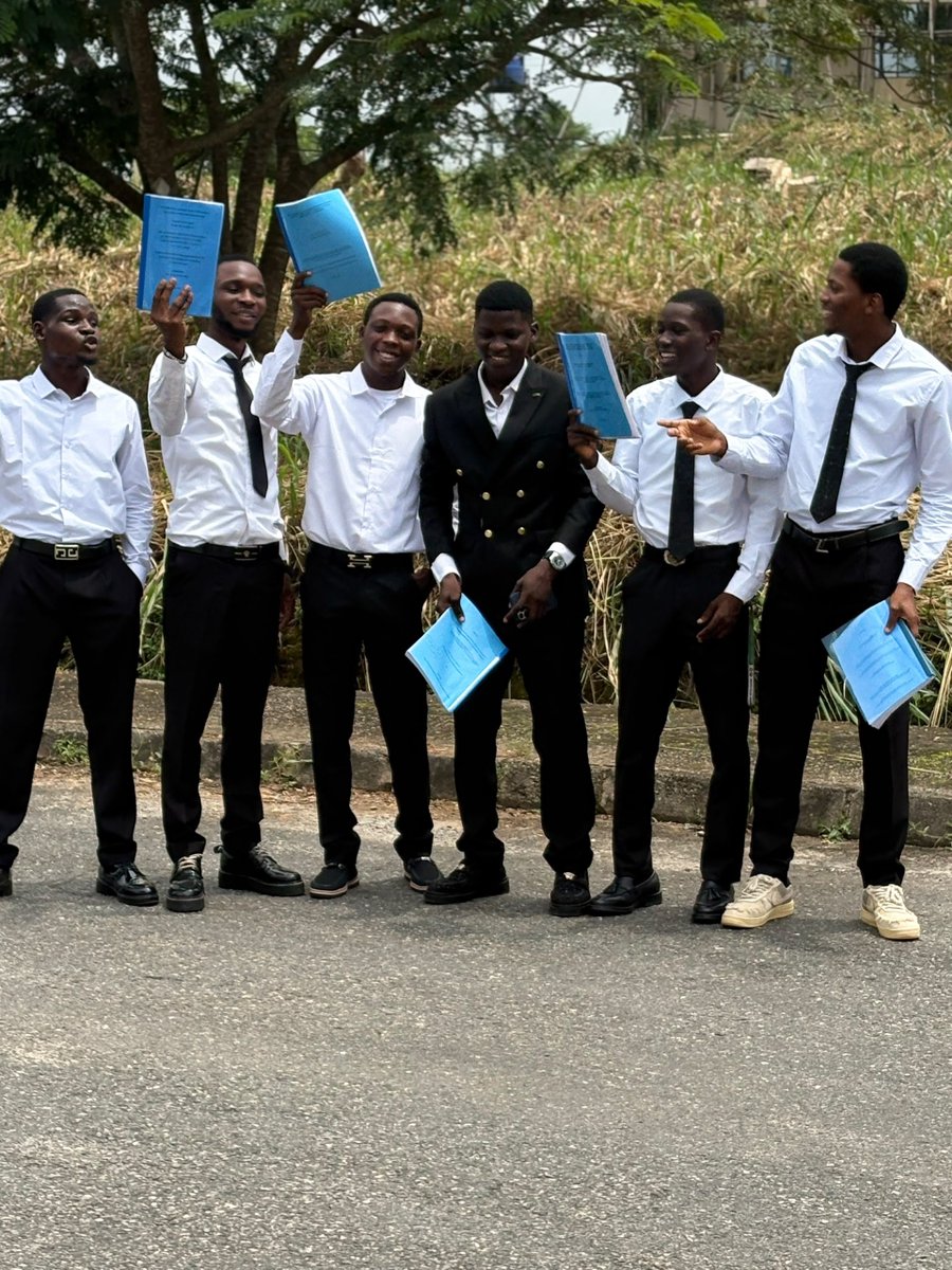 ComrKennyVibes's tweet photo. This is not the end of an era, it's the beginning of a new one. Alhamdulillah. 🎓✨ https://t.co/JiY8Lfs5rl