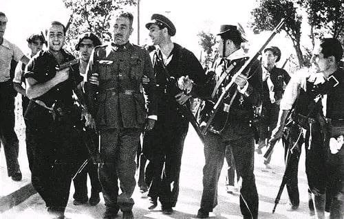 Guada1936's tweet photo. A estas horas, la guarnición fascista que se había levantado en #Guadalajara era reducida a cenizas.

Se cumplen 90 años de esta icónica fotografía, donde los milicianos acaban de capturar al mando golpista de la ciudad: Ortiz de Zárate. https://t.co/ijuBjSKa45