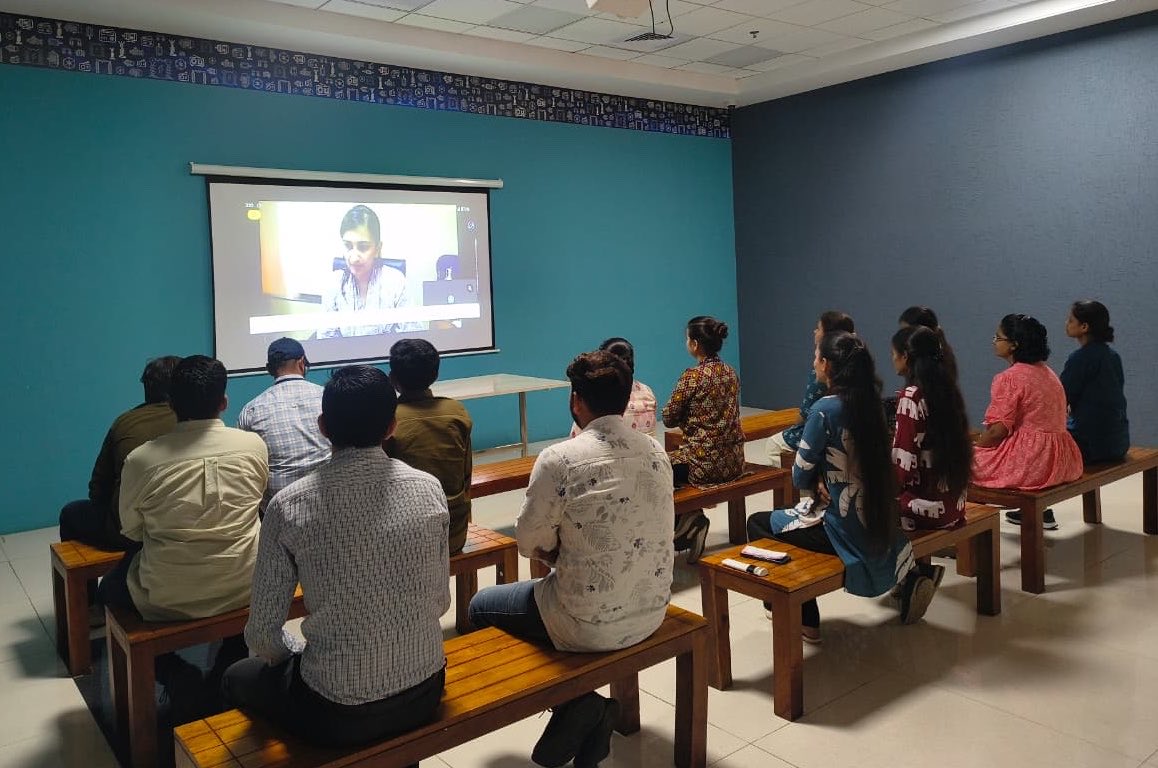RSCBhavnagar's tweet photo. The excitement for #Robofest6.0 by @InfoGujcost continues!
Today's online orientation, led by @DrPayalPandit1, equipped CSC & RSC teams to guide students towards India's biggest robotics competition.
Excited to inspire young innovators and host the Grand Finale @RSCBhavnagar! https://t.co/i1y17KNIz8