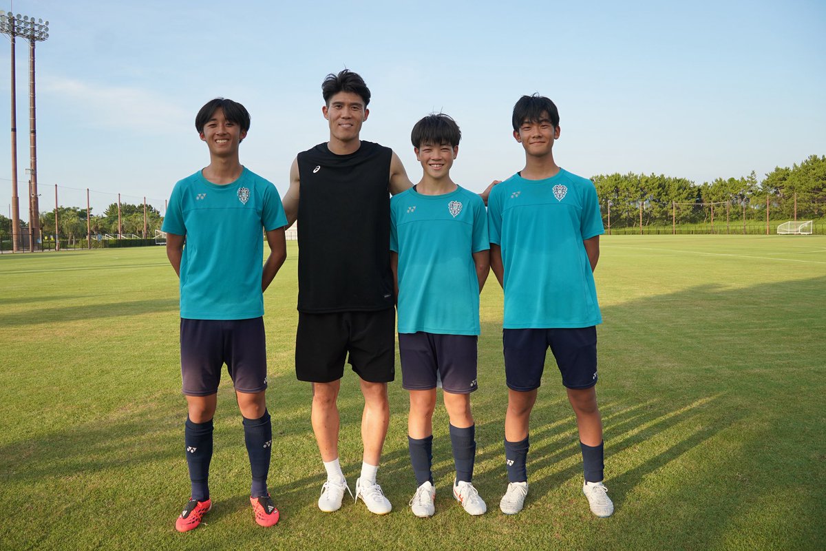 AvispaF's tweet photo. 【𝑻𝑶𝑴𝑰𝒀𝑨𝑺𝑼×𝑨𝑽𝑰𝑺𝑷𝑨】
先日、#冨安健洋 選手に アカデミーU-15の練習をご指導いただきました🙌

U-15では3名の留学をご支援いただきました🎉

#清水椋 選手（シント=トロイデンVV）
#久米愛斗 選手（SEパルメイラス）
#安川士道 選手（SEパルメイラス）

今年で5️⃣年目を迎えるTOMIYASU×AVISPAプログラム✨

熱い指導の様子はYouTubeをチェック
🔽
https://t.co/mwYJtp0A3I

#アビスパ福岡　
#アビスパ福岡アカデミー