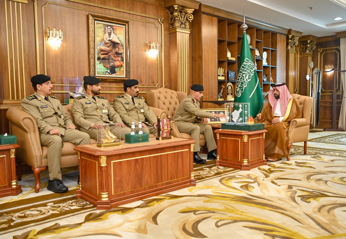 jazangov's tweet photo. سمو أمير منطقة جازان
#محمد_بن_عبدالعزيز
يتسلّم التقرير الإحصائي العام لأعمال ومهام قوة أمن المنشآت بالمنطقة لعام 1447هـ.
جرى ذلك خلال استقبال سموه لقائد القوة أمن المنشآت العميد سعود العتيبي. https://t.co/CNWz7nnwbd