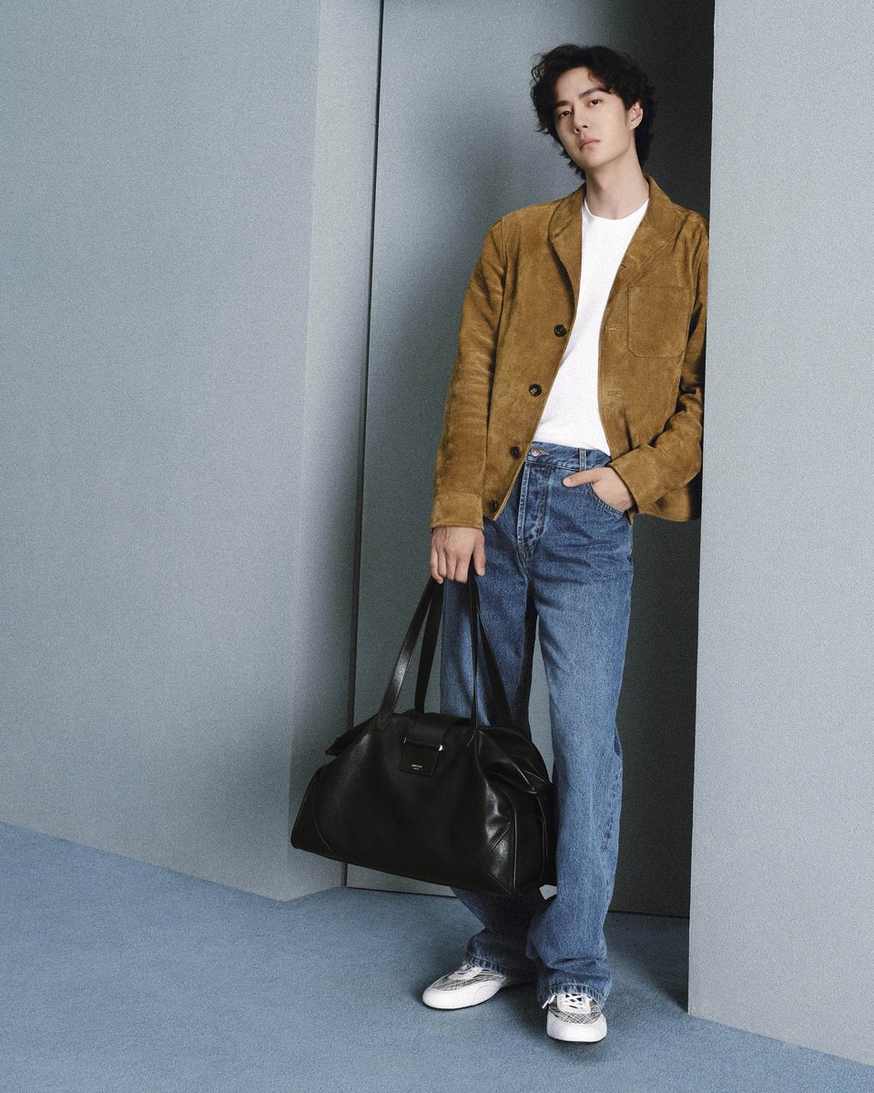 VogueThailand's tweet photo. #VogueReports ‘Wang Yibo’ แบรนด์แอมบาสเดอร์ระดับโลกร่วมนำเสนอแคมเปญใหม่ล่าสุดของ Jimmy Choo 

หลังจากเปิดตัวครั้งแรกในคอลเล็กชั่นฤดูหนาว 2025 รองเท้า Sunny Trainer ยังคงสะท้อนเอกลักษณ์ในความประณีตและความเชี่ยวชาญในการผลิตรองเท้าของ Jimmy Choo @jimmychoo ในรูปแบบสนีกเกอร์ร่วมสมัย ผ่านแคมเปญใหม่ล่าสุดที่ได้ ‘Wang Yibo’ แบรนด์แอมบาสเดอร์ระดับโลกมาร่วมนำเสนอพร้อมกระเป๋า Bar Holdall จากคอลเล็กชั่นใหม่ผ่านภาพแคมเปญและวิดีโอล่าสุด โดยถ่ายทอดสไตล์ที่ดูเรียบง่ายแต่เปี่ยมด้วยเสน่ห์ พร้อมสวมใส่รองเท้า Sunny Trainer ทั้งรุ่นหนังสีขาว รุ่นผ้าตาข่าย รวมถึงรุ่นหนังสีดำที่ตกแต่งด้วยหนังกลับสีช็อกโกแลต จับคู่กับกระเป๋า Bar Holdall ซึ่งมีทั้งรุ่นผ้าแคนวาสตัดแต่งด้วยหนังสีน้ำตาล รวมถึงรุ่นหนังสีดำอันเป็นซิกเนเจอร์ของแบรนด์ ผ่านลุคที่ผ่อนคลายแต่ยังคงความประณีต นำเสนอไลฟ์สไตล์การแต่งตัวในชีวิตประจำวันได้อย่างลงตัว #JimmyChoo #WangYibo

Photo: Courtesy of Jimmy Choo