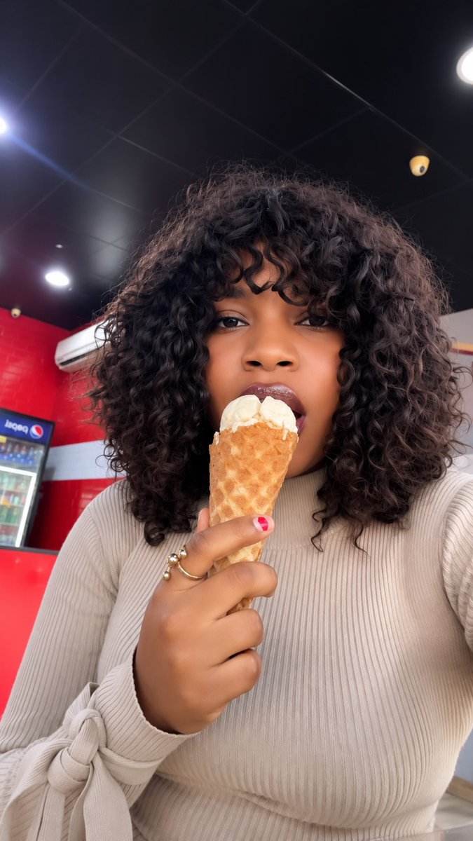 theDamiyouknow_'s tweet photo. Just a girl and her ice cream. 🌸🍦 https://t.co/OmWTRqNGmV