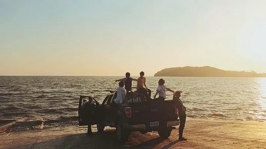 servcuntmin's tweet photo. into the sun https://t.co/1MdaIebxsk