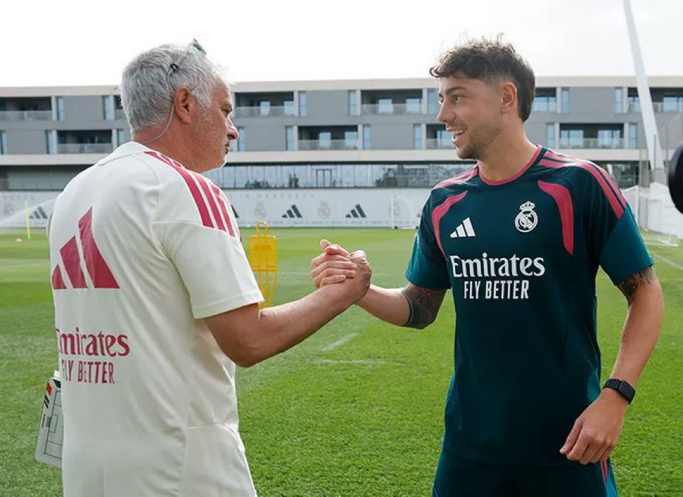 theMadridZone's tweet photo. 🚨 FEDE VALVERDE X JOSE MOURINHO https://t.co/mS5ygJd6Gd