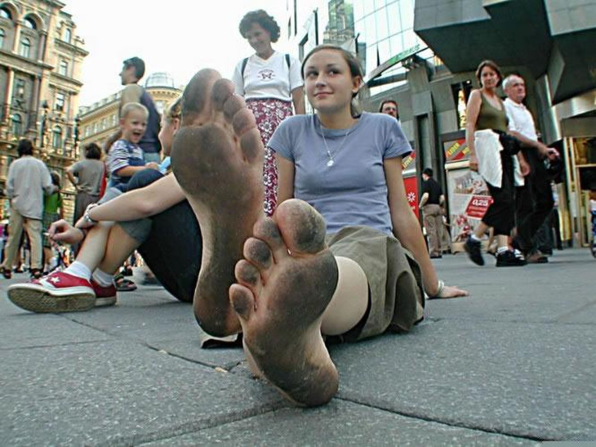 BodyFreedomRev's tweet photo. The human foot evolved to connect with the Earth, yet many people grow up feeling uncomfortable with their own feet. 

Body freedom means questioning why we hide and judge natural parts of ourselves. https://t.co/t2LsTCLG38