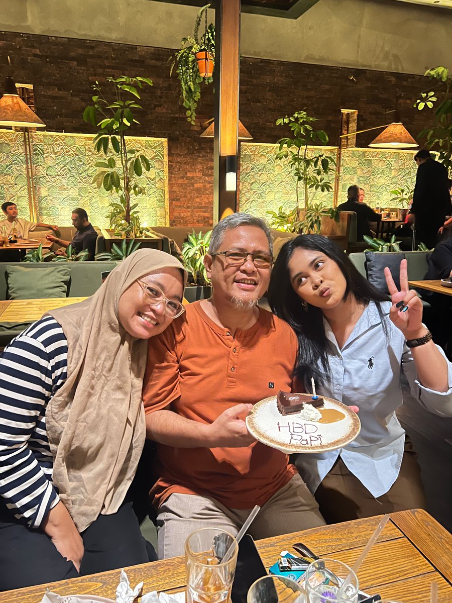 onlysadc0m's tweet photo. Papi sudah 50 tahun, another milestone check ya pih hehe. Yang selalu aku kadang gak inget adalah papi juga baru pertama kali hidup, papi juga once oma's baby. 
Sehat selalu ya pi, mungkin hubungan kita kadang kurang baik, banyak berantem nya. Tapi aku harap papi panjang umur. https://t.co/pJJ5VXZrYy
