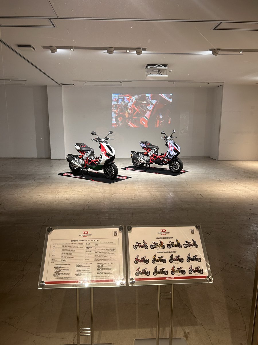 ITALJET_JAPAN's tweet photo. emergence aoyama complex 1Fに��、ITALJET DRAGSTERを展示させていただいております。
夜間はライトアップされております。
7月末までの展示を予定しております。
お近くへお越しの際は、お立ち寄りくださいませ。
住所：〒107-0062　東京都港区南青山5-4-30
#ITALJET #DRAGSTER https://t.co/BgMV0NwsqE